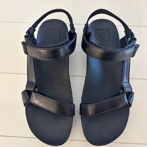 Reef Sandals, Cushion Rem Hi Water Sandals. Super comfy! Excellent condition!